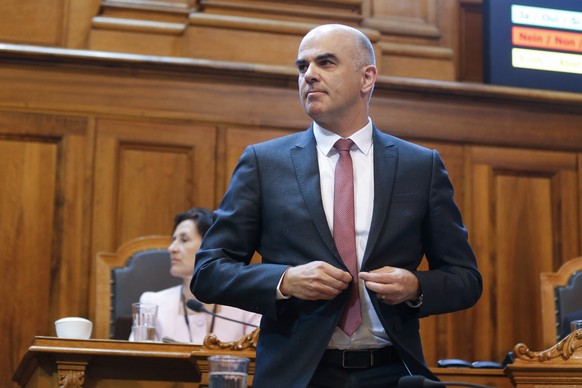 Bundesrat Alain Berset knuepft seine Jacke zu nach der gewonnenen Abstimmung um die Altersvorsorge 2020 im Staenderat, waehrend der Fruehlingssession der Eidgenoessischen Raete, am Donnerstag, 16. Mae ...