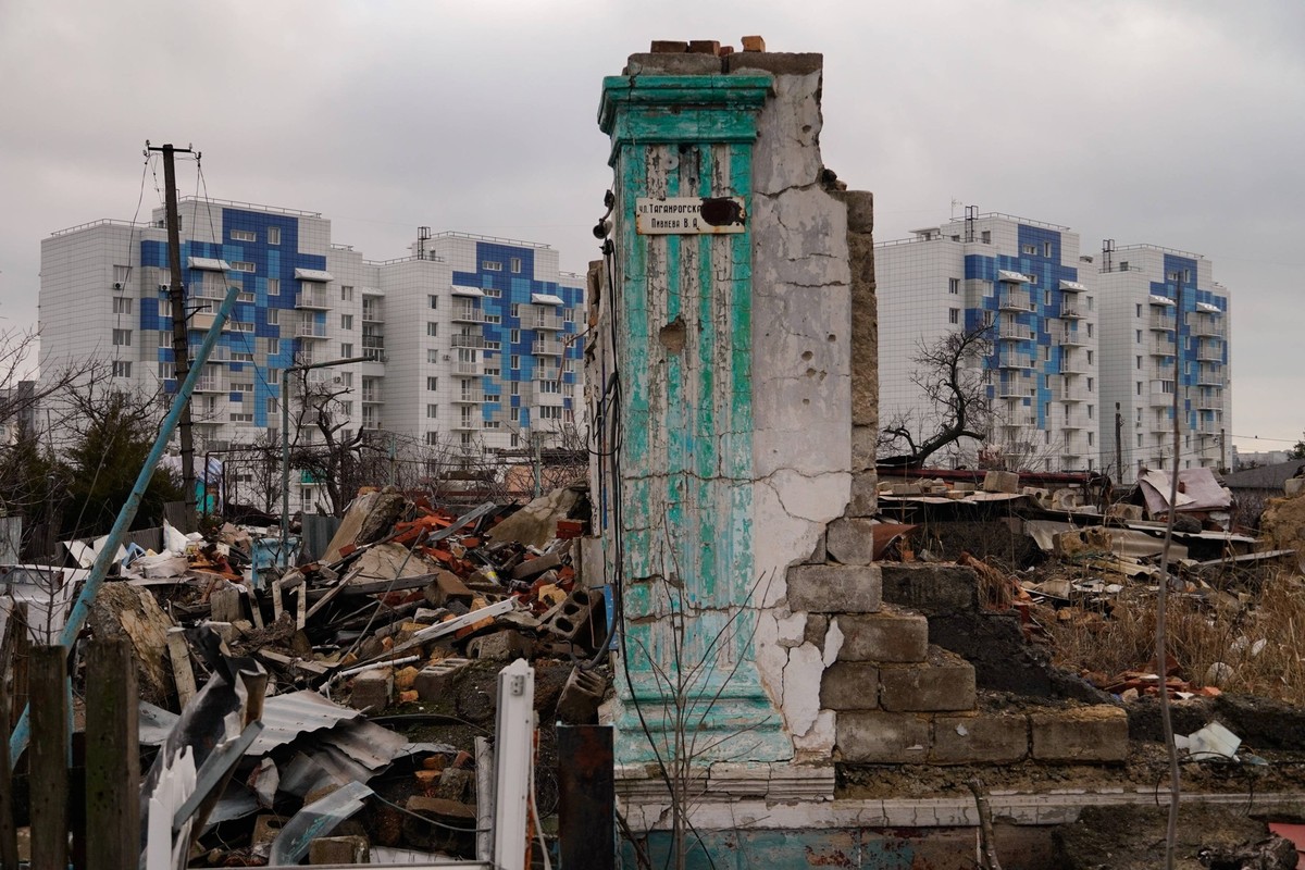 Construction work continues in the Russian controlled city of Mariupol MARIUPOL - FEBRUARY 16: A general view of the city of Mariupol as the Russia-Ukraine war approaches its fourth anniversary in Rus ...