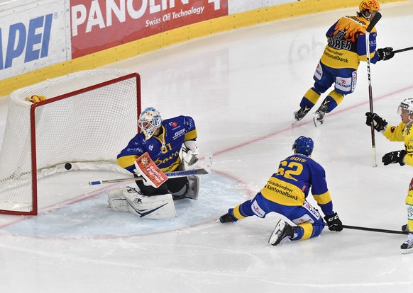 Der Berner Ryan Lasch, rechts, schiesst das 1:3 fuer die Berner gegen die Davoser Felicien Du Bois, am Boden, Torhueter Gilles Senn, links und Andres Ambuehl, hinten, beim Eishockey Meisterschaftsspie ...