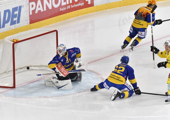 Der Berner Ryan Lasch, rechts, schiesst das 1:3 fuer die Berner gegen die Davoser Felicien Du Bois, am Boden, Torhueter Gilles Senn, links und Andres Ambuehl, hinten, beim Eishockey Meisterschaftsspie ...