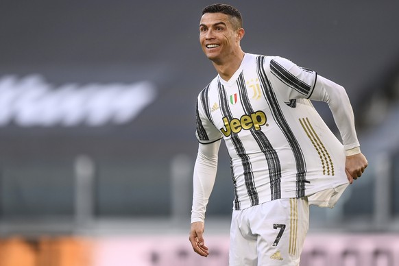 Juventus&#039; Cristiano Ronaldo shows the referee how he was fouled during the Italian Serie A soccer match between Juventus and Napoli at the Allianz Stadium in Turin, Italy, Wednesday, April 7, 202 ...