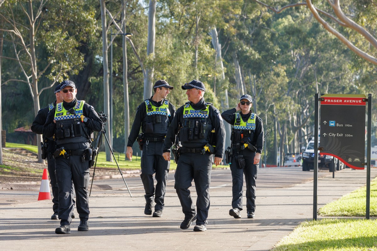 epa11419108 Police prepare for the arrival of Chinese Premier Li Qiang and Australian Prime Minister Anthony Albanese at the Kaarta Gar-up Lookout in Kings Park before an Australia-China CEO Roundtabl ...