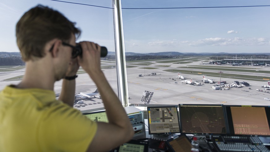 ZUR KONTROLLE DES LUFTVERKEHRS AM FLUGHAFEN ZUERICH STELLEN WIR IHNEN HEUTE DONNERSTAG, 29. MAI 2014, NEUES BILDMATERIAL ZU SKYGUIDE ZUR VERFUEGUNG -- Ein Mitarbeiter von Skyguide blickt mit einem Fel ...