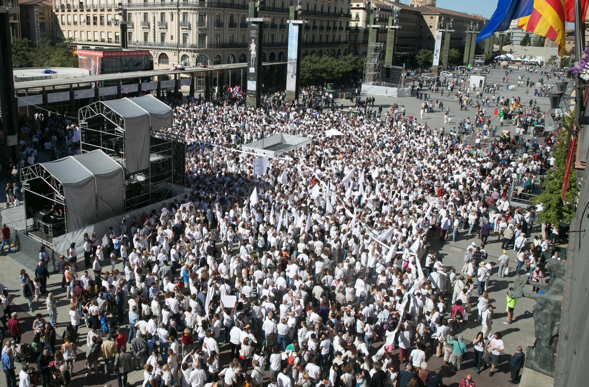 epa06250206 People gather during the demonstration called by platform 'Hablamos?' at Pilar square, in Zaragoza, northern Spain, 07 October 2017, to make a call for dialogue after the Catalan ...