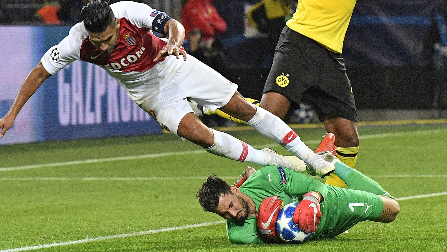 Dortmund goalkeeper Roman Buerki catches a ball from Monaco&#039;s Radamel Falcao, left, during the Champions League group A soccer match between Borussia Dortmund and AS Monaco in Dortmund, Germany,  ...