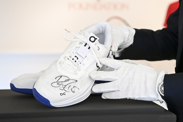 Die On Schuhe aus den Qatar Open 2021 des Schweizer Tennisspielers Roger Federer im Auktionshaus Christie&#039;s in Zuerich, aufgenommen am Dienstag, 27. April 2021. (KEYSTONE/Ennio Leanza)