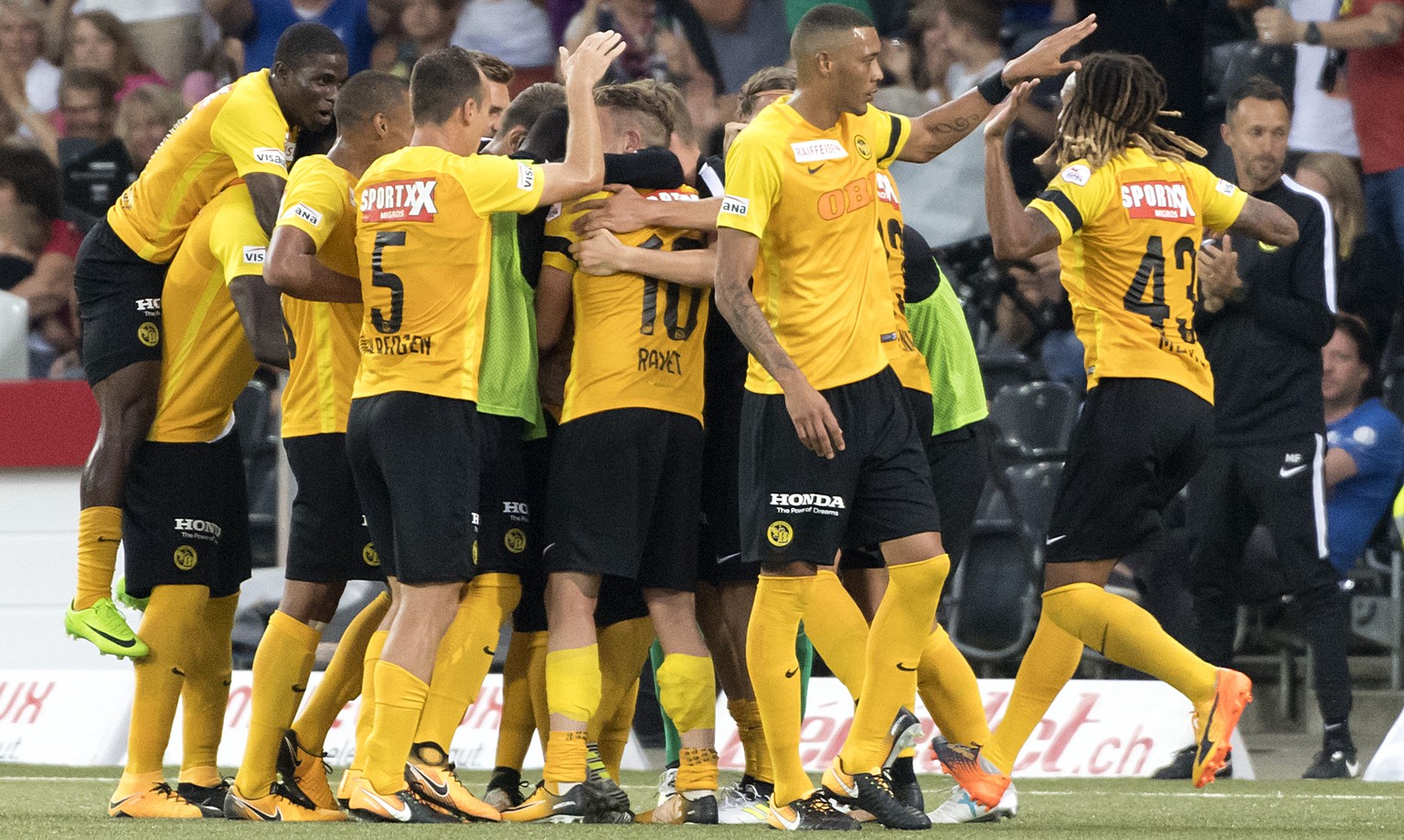 Die Berner freuen sich ueber ihr zweites Tor im Fussball Meisterschaftsspiel der Super League zwischen dem BSC Young Boys und dem FC Basel 1893 im Stade de Suisse in Bern, am Samstag, 22. Juli 2017. ( ...