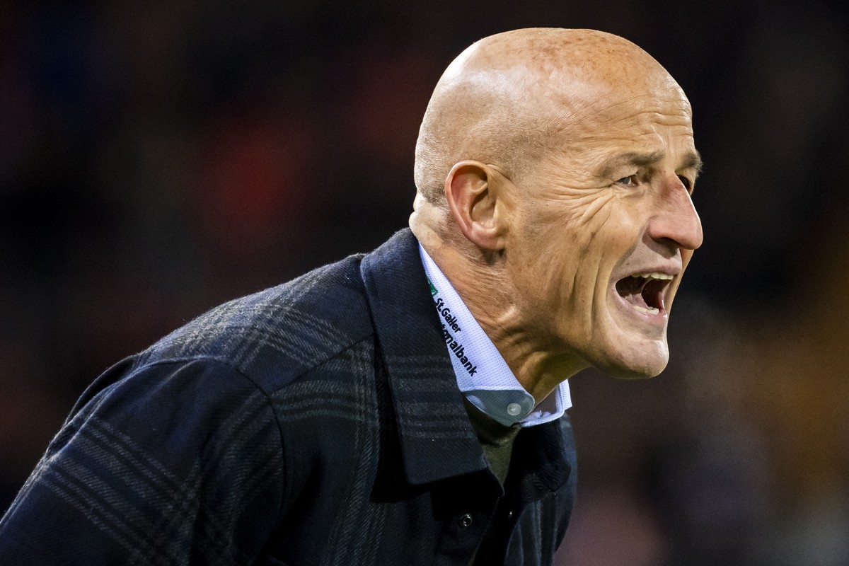 L'entraineur st-gallois Peter Zeidler lors de la rencontre du championnat de football de Super League entre le FC Sion et le FC St. Gallen e samedi 27 novembre 2021 au stade de Tourbillon a Sion. ...