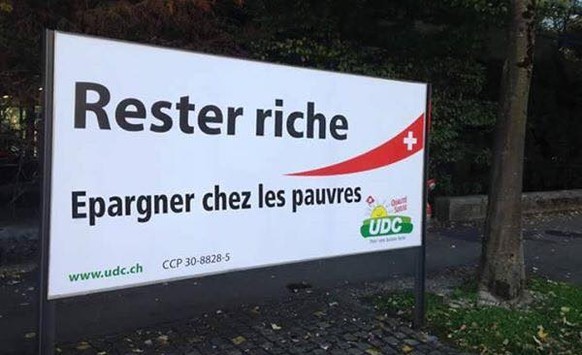 «Reich bleiben – sparen bei den Armen», steht auf diesem Plakat. Postkonto-Nummer der SVP.