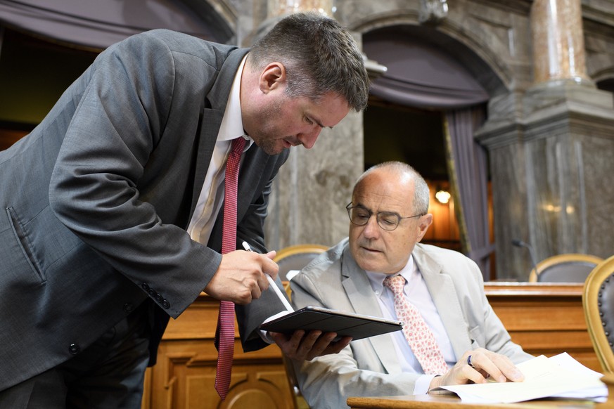 Christian Levrat, SP-FR, links, und Claude Janiak, SP-BL, rechts, sprechen an der Sommersession der Eidgenoessischen Raete, am Montag, 11. Juni 2018, im Staenderat in Bern. (KEYSTONE/Anthony Anex)