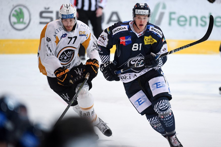 Lugano’s player Bobby Sanguinetti, left, fights for the puck with Ambri&#039;s player Dominik Kubalik, right, during the regular season game of National League A (NLA) Swiss Championship 2017/18 betwe ...