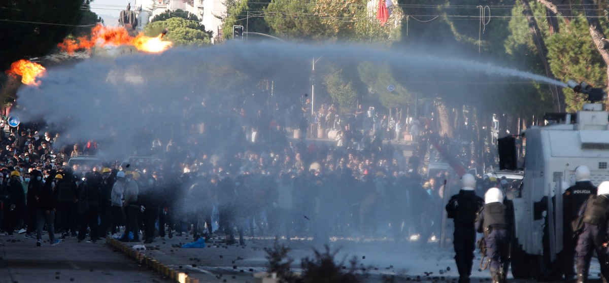 KEYPIX - Protesters throw Molotov cocktails at riot police as water cannons are deployed during clashes at an anti-government demonstration in Tirana, Albania, Sunday, Oct. 18, 2026. (KEYSTONE/AP Phot ...