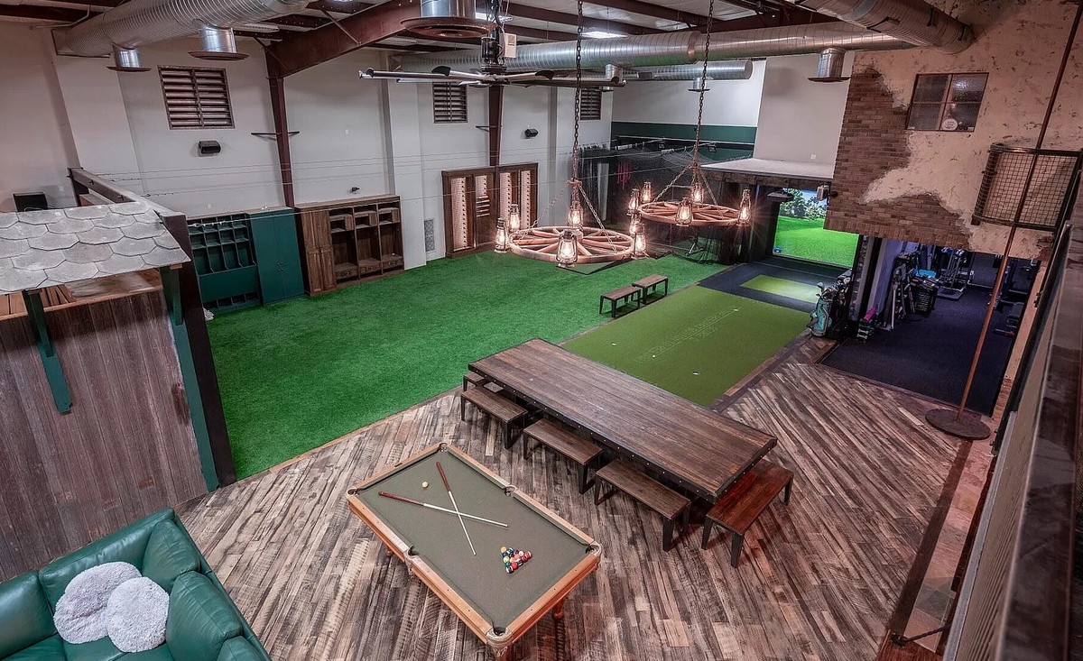 crazy villa mit gokartbahn in gilbert arizona für 20 millionen https://www.zillow.com/homedetails/21423-S-147th-St-Gilbert-AZ-85298/59261224_zpid/