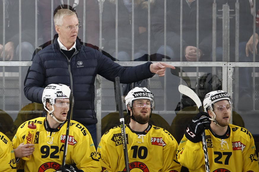 Bern&#039;s Head coach Kari Jalonen gestures behind his players center Gaetan Haas, left, forward Tristan Scherwey, center, and forward Marc Kaempf, right, during a National League regular season game ...