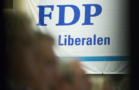 Das Logo der FDP ist auf Transparent zu sehen an der Delegiertenversammlung der FDP des Kantons Bern in Bueren an der Aare am Mittwoch, 4. Februar 2015. (KEYSTONE/Thomas Hodel)