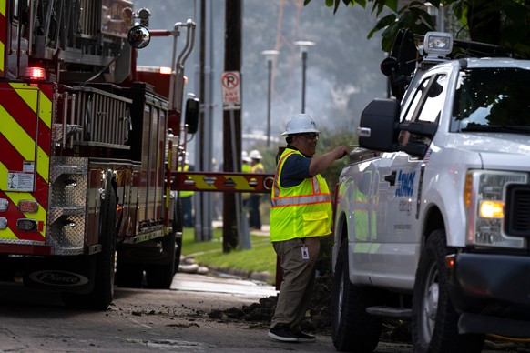 An Atmos Energy employee works at the scene of a large fire at an apartment complex in Dallas, Thursday, May 28, 2026. (AP Photo/Gabriela Passos)
Apartment Fire Dallas