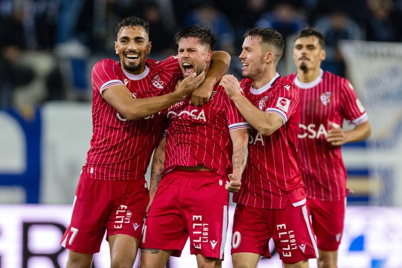Ilyas Chouaref (SIO), Liam Chipperfield (SIO) und Nias Hefti (SIO), von links, bejubeln das Tor zum 3:3 im Fussball Meisterschaftsspiel der Swiss Super League zwischen dem FC Luzern, FCL, und dem FC S ...