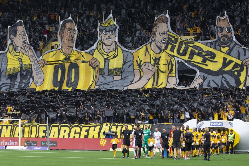 Die Teams kommen ins Stadion vor dem Super League Spiel zwischen BSC Young Boys Bern und Servette FC am Sonntag, 21. Juli 2019 im Stade de Suisse in Bern. (KEYSTONE/Peter Klaunzer)