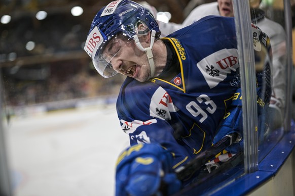 epa12614836 Davos' Yannick Frehner, left, and U.S. Collegiate Selects' Alexander Tracy fight for the puck during the game between HC Davos of Switzerland and US Collegiate Selects at the 97t ...