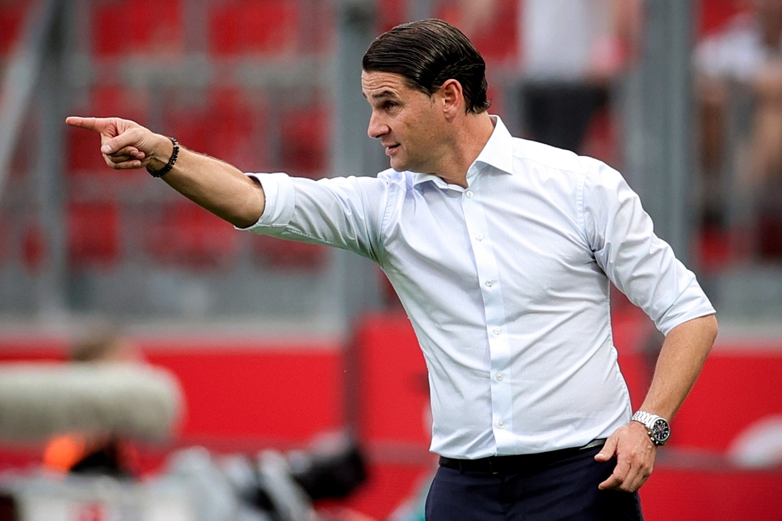 epa09423549 Leverkusen&#039;s head coach Gerardo Seoane reacts during the German Bundesliga soccer match between Bayer 04 Leverkusen and Borussia Moenchengladbach in Leverkusen, Germany, 21 August 202 ...