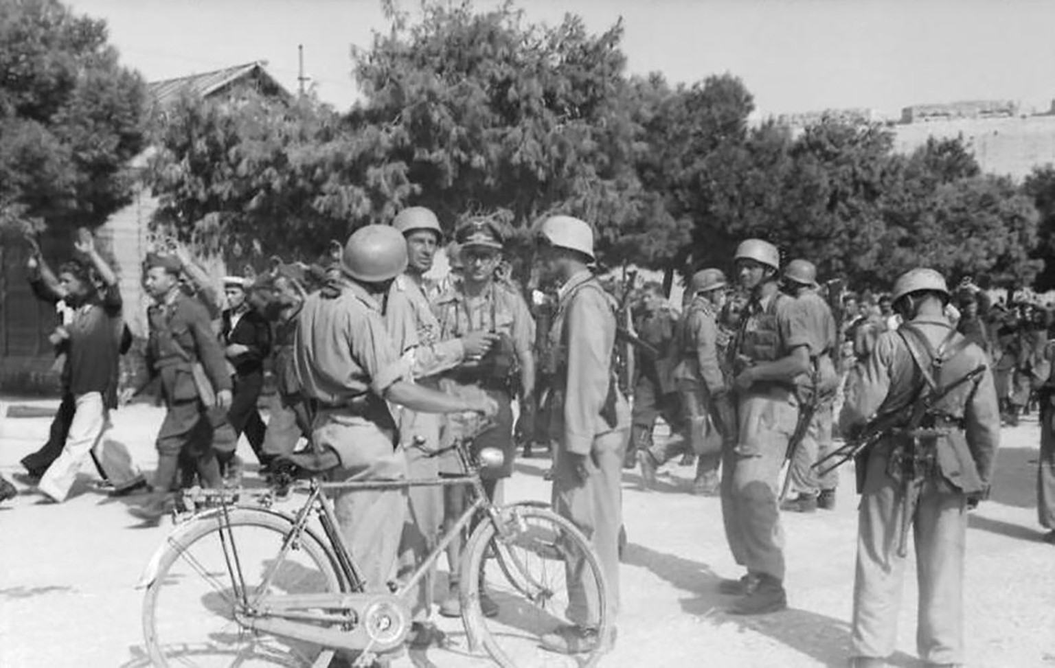 Italienische Kriegsgefangene in Barletta 1943. Im Vordergrund deutsche Fallschirmjäger.
https://commons.wikimedia.org/wiki/File:Bundesarchiv_Bild_101I-568-1537-26A,_Italien,_Fallschirmj%C3%A4ger,_verh ...