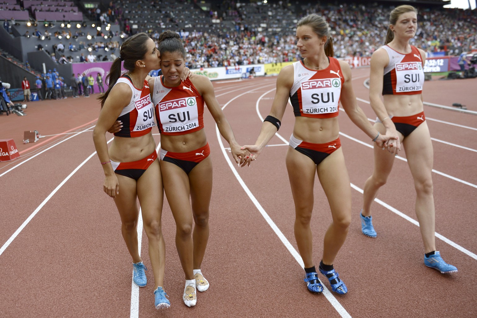 Marisa Lavanchy, Ellen und Lea Sprunger (von links) trösten Mujinga Kambundji (Zweite von links) nach ihrem Missgeschick, das eine mögliche Medaille kostete.