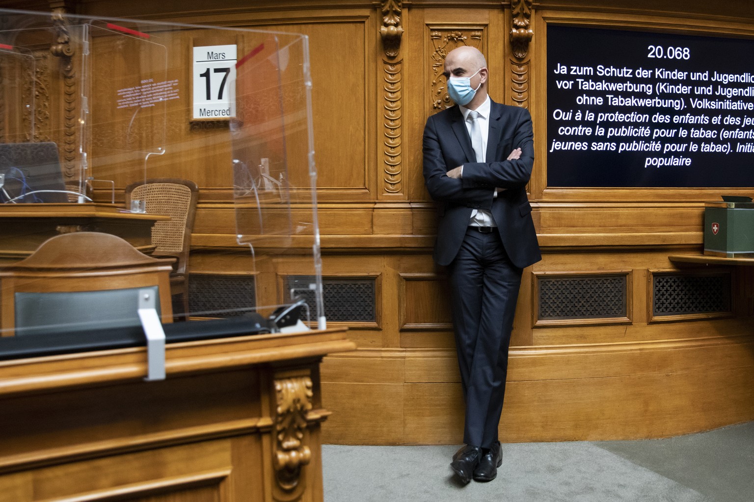 Bundesrat Alain Berset verfolgt die Rede von Christian Lohr, Mitte-TG, nicht im Bild, waehrend der Fruehlingssession der Eidgenoessischen Raete, am Mittwoch, 17. Maerz 2021, im Nationalrat in Bern. Ch ...