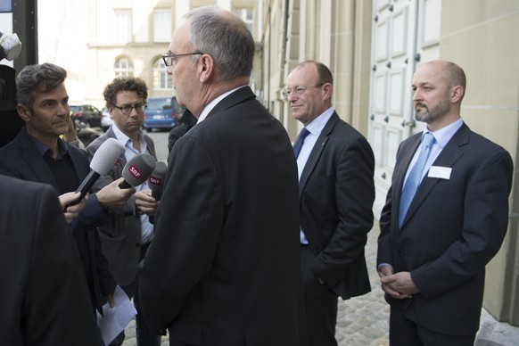 Bundesrat Guy Parmelin, Jean-Luc Addor, Praesident a.i. und Robin Udry, Generalsekretaer von PROTELL, von links, sprechen an einem Point de Presse nach der Generalversammlung, am Samstag, 14. April 20 ...