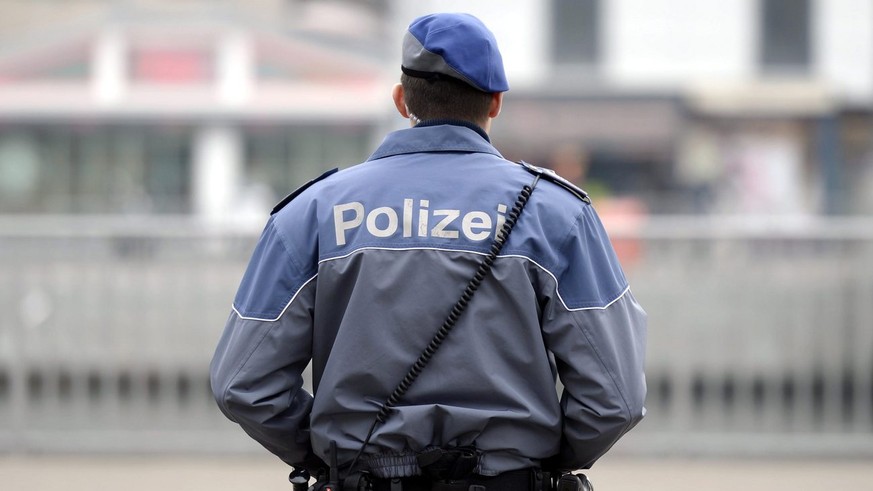 EIn Zuercher Stadtpolizist vor der Hauptwache Urania in Zuerich, am Mittwoch, 13. November 2013. (KEYSTONE/Walter Bieri)