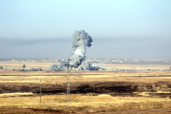 Smoke rises after airstrikes from the U.S.-led coalition against Islamic State militants in a village east of Mosul, Iraq, May 29, 2016. REUTERS/Azad Lashkari/File Photo