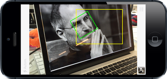 Wenn ein Gesicht erkannt wird und sich in den gelben Rahmen bewegt, knipst die App automatisch ein Bild.