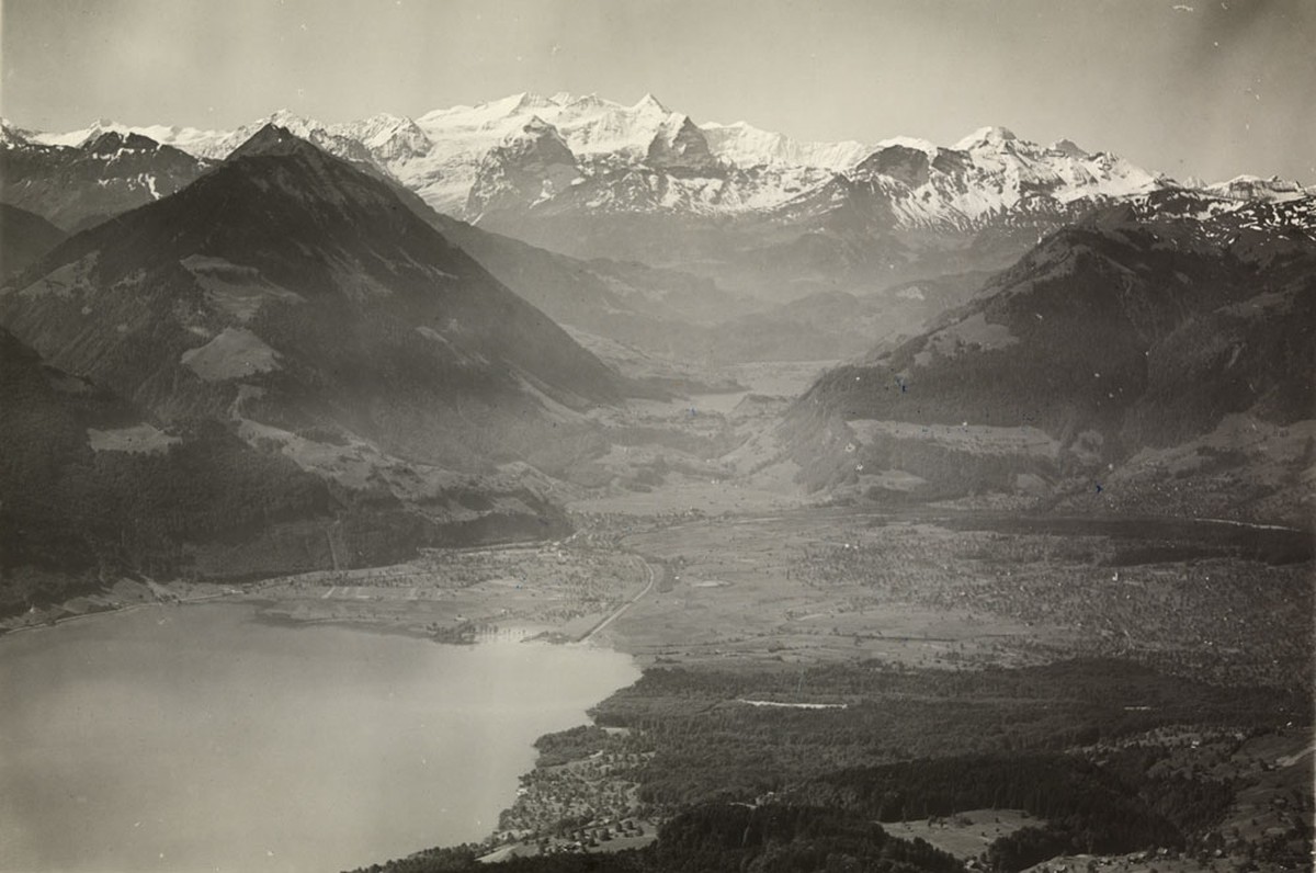 Originallegende: Sarnersee mit Berneralpen von N. (In: Walter Mittelholzer: Alpenflug, 1928).