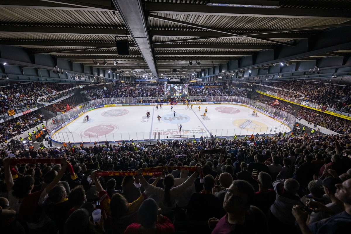A general view with the two teams in action, during the seventh and final leg of the ice hockey National League Swiss Championship final playoff game between Geneve-Servette HC and EHC Biel-Bienne at  ...