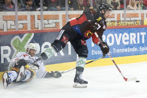 Zugs Timo Helbling, links, und Berns Simon Moser, rechts, kaempfen um den Puck, im dritten Eishockey Playoff-Finalspiel der National League A zwischen dem SC Bern und dem EV Zug, am , am Dienstag, 11. ...