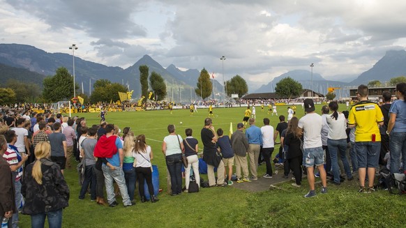 Begeisterte Zuschauer beim Fussball Schweizer Cup 1/16 Final Spiel zwischen dem SC Buochs und den Berner Young Boys am 20. September 2014 auf dem Sportplatz Seefeld in Buochs. (KEYSTONE/Sigi Tischler)