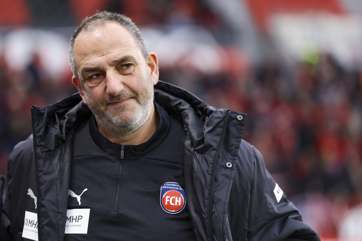 epa11736279 Head coach Frank Schmidt of Heidenheim reacts prior the German Bundesliga soccer match between Bayer 04 Leverkusen and 1. FC Heidenheim in Leverkusen, Germany, 23 November 2024. EPA/CHRIST ...