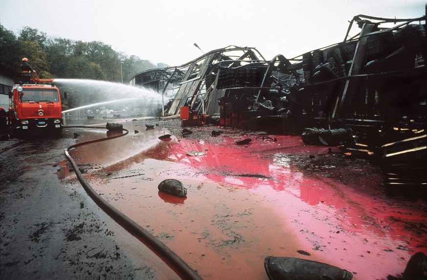 ARCHIVE --- VOR 30 JAHREN, AM 1. NOVEMBER 1986, BRACH AUF DEM GELAENDE DER DAMALIGEN CHEMIEFIRMA SANDOZ IN SCHWEIZERHALLE EIN GROSSBRAND AUS. EIN LAGERGEBAEUDE MIT UEBER 1000 TONNEN CHEMIKALIEN BRANNT ...