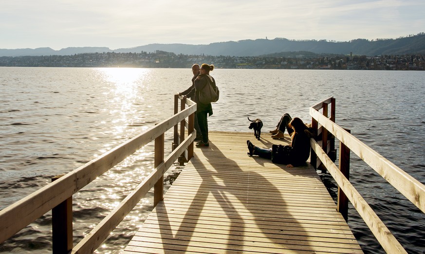 Spaziergaenger geniessen das milde Wetter am Zuerichsee in Zuerich, am Weihnachtstag, Freitag, 25. Dezember 2015. Das Warten auf den Winter geht am diesjaehrigen Weihnachtstag weiter. In der ganzen Sc ...