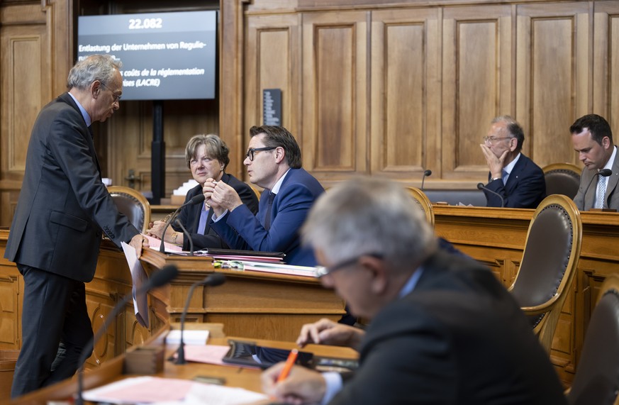 Olivier Feller, FDP-VD, Isabelle Chassot, Mitte-FR, und Benedikt Wuerth, Mitte-SG, von links, sprechen neben Charles Juillard, Mitte-JU, Hannes Germann, SVP-SH, und Damian Mueller, FDP-LU, von links,  ...