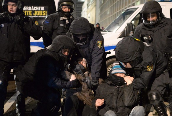 Gegendemonstranten hatten zu Widerstand aufgerufen&nbsp;– die Polizei ging teilweise gegen sie vor.