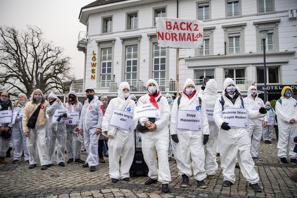 Marion Russeck bei ihrer Rede anlaesslich einer Kundgebung des Vereins &quot;Stiller Protest&quot; gegen die Einschraenkungen und Massnahmen des Bundes waehrend der Corona-Pandemie, am Samstag, 6. Feb ...