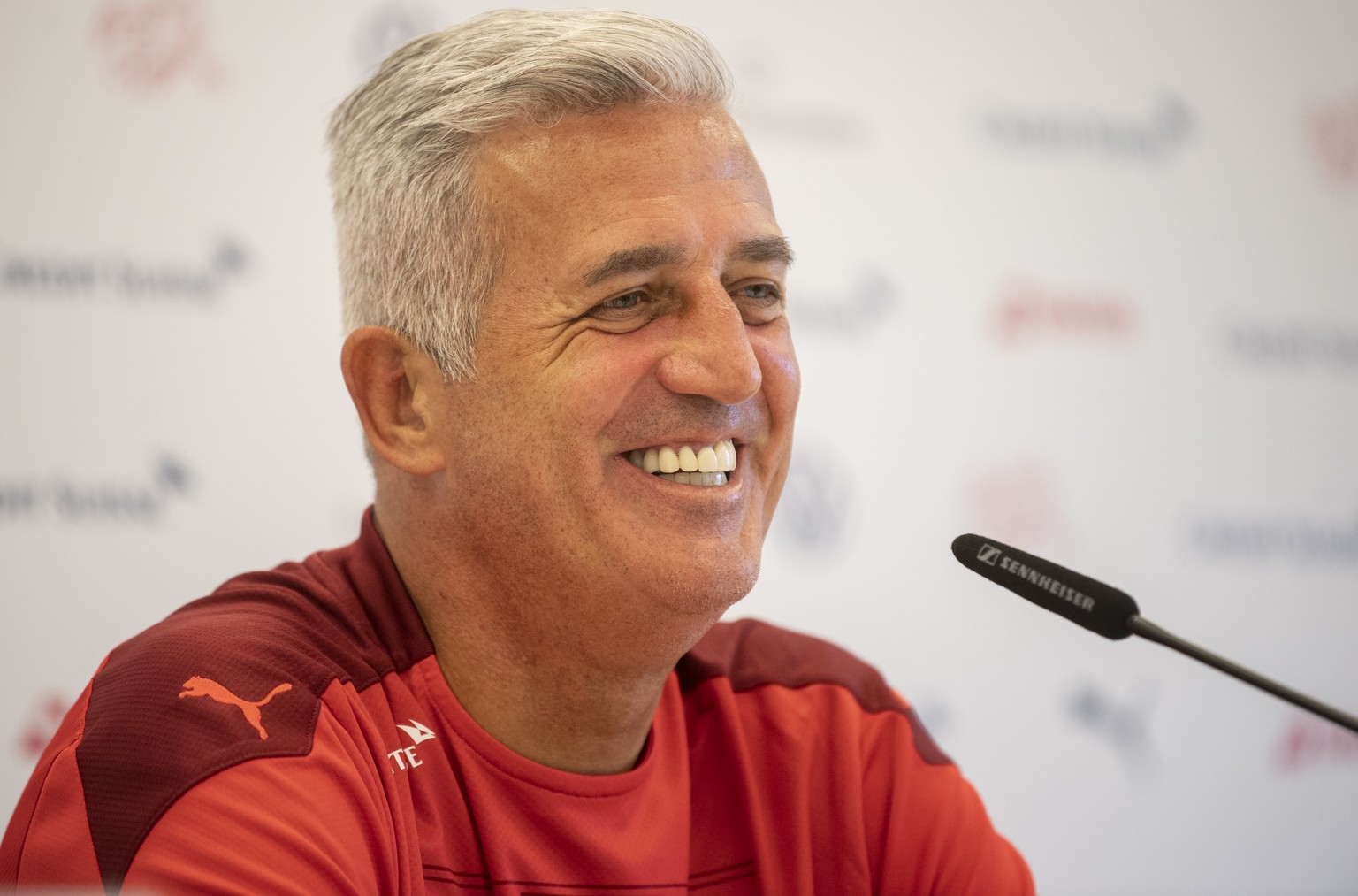 Trainer Vladimir Petkovic, spricht an einer Pressekonferenz nach ihrer Niederlage im Viertelfinal der Fussball Europameisterschaft 2020, aufgenommen am Samstag, 3. Juli 2021 auf dem Flughafen in Zueri ...