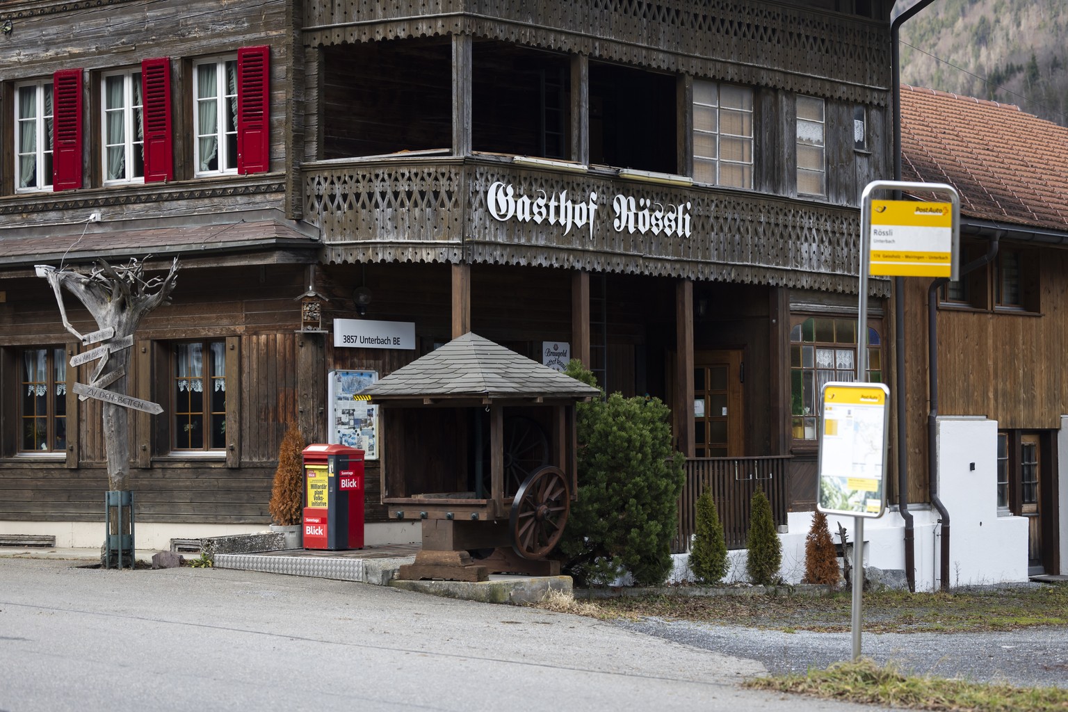 Das geschlossene Hotel Restaurant Roessli, am Samstag, 23. Dezember 2023, beim Militaerflugplatz in Meiringen. (KEYSTONE/Peter Klaunzer)
