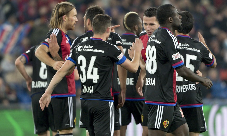 Die Basler jubeln nach dem 2:0 im Fussball Meisterschaftsspiel der Super League zwischen dem FC Basel 1893 und dem FC Luzern, im Stadion St. Jakob-Park in Basel, am Samstag, 15. Oktober 2016. (KEYSTON ...