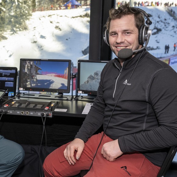 Stefan Hofmaenner, SRF-Moderator, links, und der ehemalige Skirennfahrer und SRF Co-Moderator Beat Feuz, sitzen in der Uebertragungskabine im Zielraum, am Donnerstag, 11. Januar 2023, in Wengen. (KEYS ...