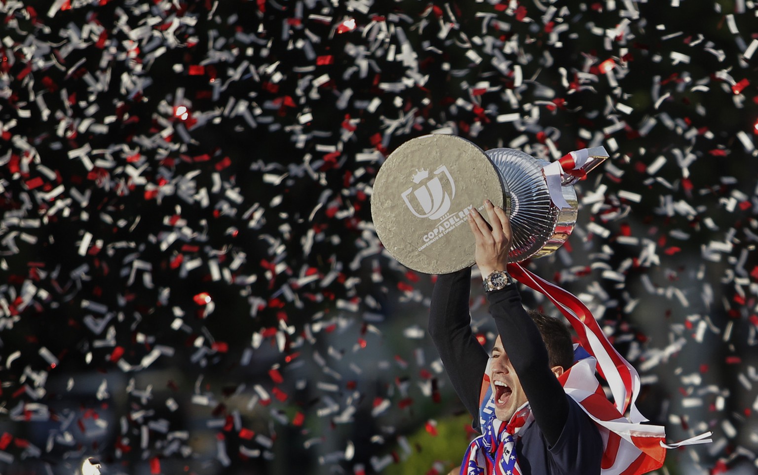 Atlético-Captain Gabi stemmt 2013 den spanischen Cup in die Höhe. Darf er ein Jahr danach erneut einen Finalsieg gegen Real bejubeln?