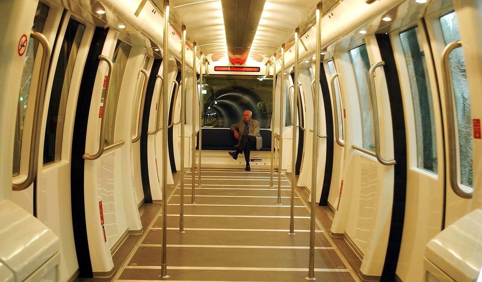 Ein Passagier in der Luftkissenbahn Skymetro unterwegs zum neuen Dock E auf dem Flughafen Zuerich am Montag, 1. September 2003. 50 Jahre nach offizieller Einweihung des Flughofes erfolgte am Montag di ...