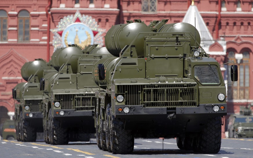 epa05296368 Russian anti-aircraft system S-400 takes part in a military parade on Red Square in Moscow, Russia, 09 May 2016. Russia celebrates the 71st anniversary of the victory over the nazi Germany ...