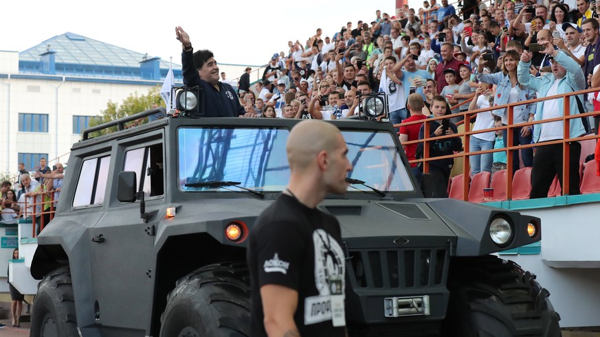 epa06893531 Former Argentinian soccer player Diego Maradona greets fans before the soccer match between FC Dinamo Brest and FC Shakhtyor at the central stadium in Brest, Belarus, 16 July 2018. Maradon ...