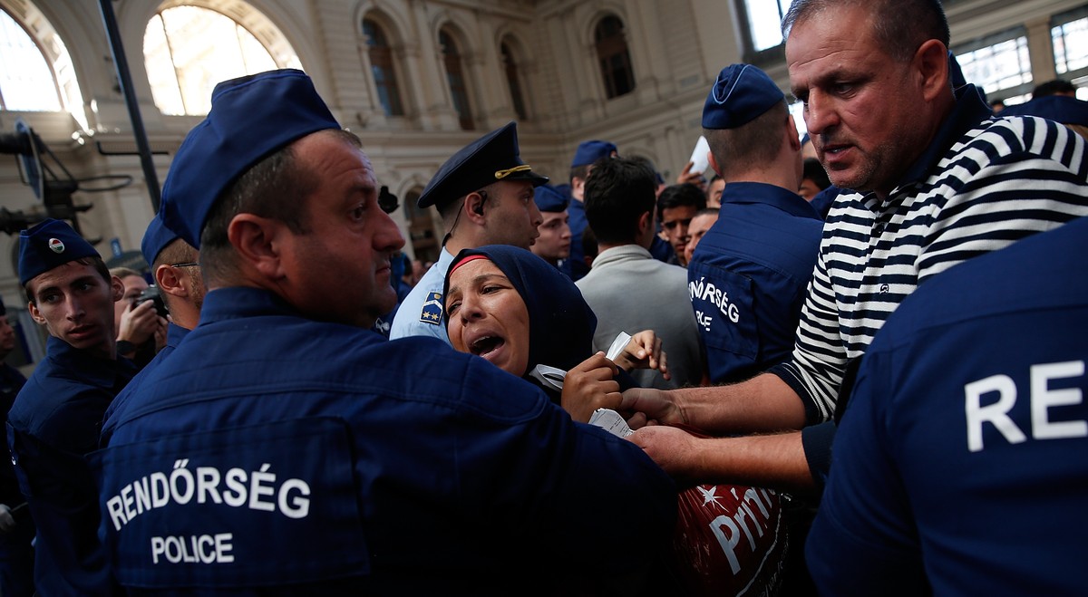 Flüchtlinge und ungarische Polizei am Budapester Keleti-Bahnhof.
